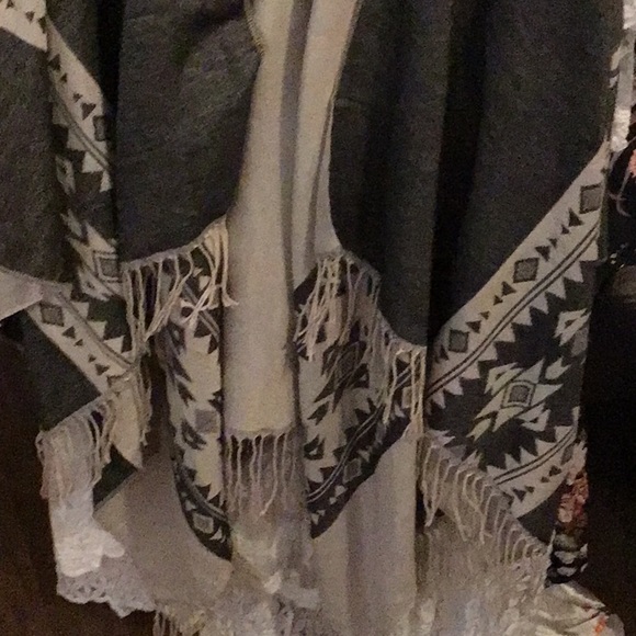 NEW!Boho Aztec faded poncho - Picture 5 of 6